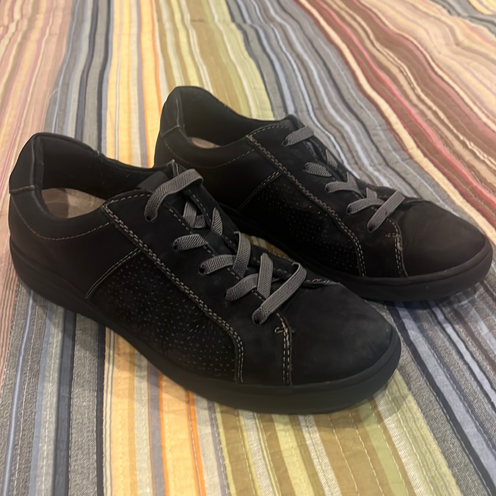 Earth Origins black leather/suede sneaker